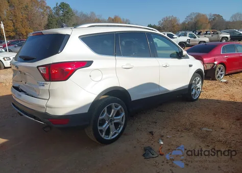 2019 Ford Escape Titanium z USA, uszkodzony, nr VIN 1FMCU9J96KUB94222